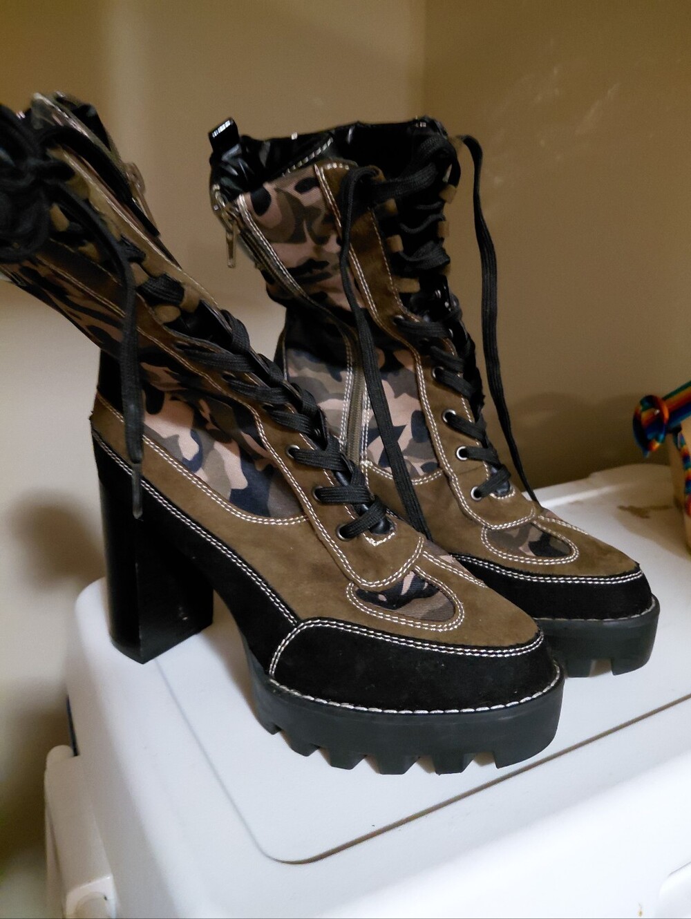 Women’s Camouflage Lace-Up Platform Heeled Boots - Black & Olive